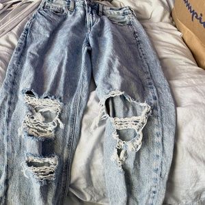 Light wash American eagle mom jeans